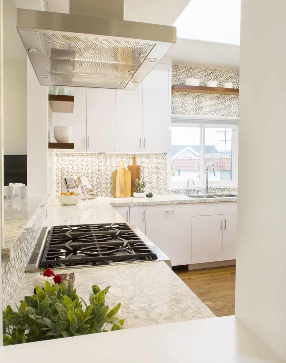 Interior Designer Redondo Beach modern coastal kitchen with white cabinets, marble countertops and gas cook top. Manhattan Beach modern coastal home.
